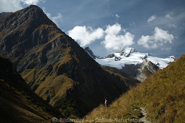 Umbaltal Alpen Berglandschaft Wanderin am Hangpfad vor Schneegipfel Naturfoto Osttirols