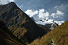 Umbaltal Alpen Berglandschaft Wanderin am Hangpfad vor Schneegipfel Naturfoto Osttirols