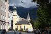 Bozener Platz in Lienz mit Antoniuskirche Alpen-Bergblick sonnige Stadt
