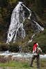 Schleierfall Foto Bergbach Wasserfall in Kalsertal Bild mit Wanderin Frau am Fluss