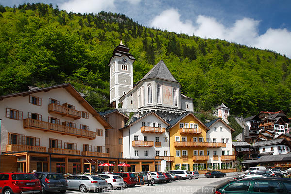 Hallstatt Markt Hotels Wohnhuser Pfarrkirche vor Berghang grner Frhlingsbild