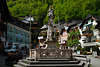 Markt Panorama Foto von Hallstatt alte Salzstadt Reisebilder Huser Cafs grn Waldhang Brunnen Denkmal