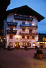 Seebckenhotel zum Weissen Hirschen rotblau Abendlichter Foto im historischen Stadtkern am Markt