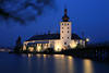 Inselschloss Orth Nachtlichter in Traunsee Wasser Bild Brücke Laternen Romantik unter Blauhimmel