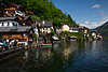 Hallstatt Wohnhäuser am Berghang Bootshütten am Hallstätter See Wassertafel Reisefoto