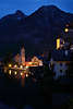 Hallstatt Nachtromantik Alpenstadt Lichter unter Dachstein-Berg schöner Urlaubsort Nachtfoto