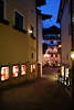 Altstadtgasse Bild Sankt Wolfgang Abendromantik Blaulichter Marktblick zum Seeböckenhotel