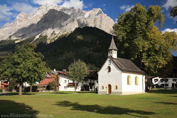 Ehrwald Martinskapelle Foto vor Alpen Wettersteinmassiv Berglandschaft Tirol Herbstbild