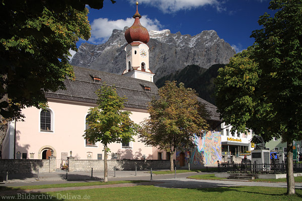 Dorfkirche Ehrwald Park Alpensicht Wetterstein Bergmassiv Felsgipfel Tirol Urlaubsort