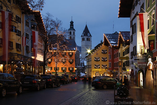 Kitzbhel Weihnachtszeit Advent Lichter geschmckte Altstadtgasse mit Kirchl
