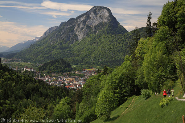 Pendling ber Alpenstadt Kufstein grne Berglandschaft Naturbild mit Bergpfad-Wanderern Foto