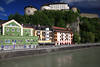 1301267_Kufstein Innufer Foto Gasthuser am Flu Wasser unter Burg Festung Panorama