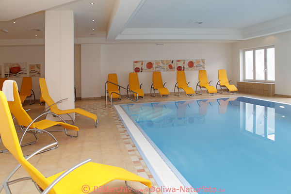 Schwimmbad mit Liegesthlen SPA Wellness-Bereich Hotel Steinplatte in Waidring