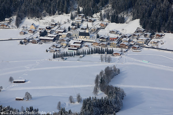 Sankt Jakob in Haus Schnee Winterfoto von oben Pillerseetal Berge Reiseort mit Kirchl