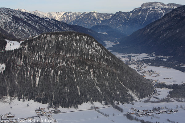 Pillerseetal Berglandschaft Winterbild in Schnee Blick von oben Huser bewaldete Berge