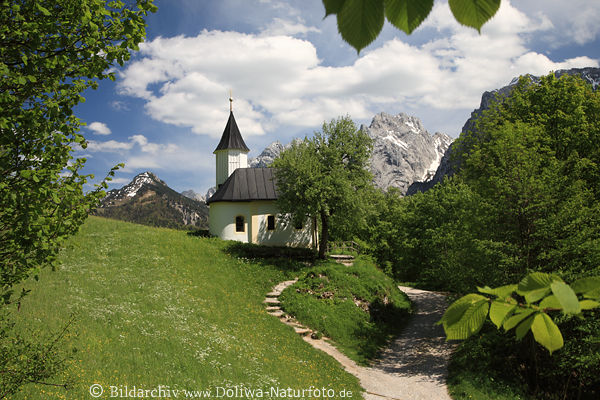 Antoniuskapelle Naturidylle Frhling grne Alpenlandschaft Wilderkaiser Felsenkulisse