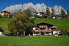 Hofreith Going Grünidylle vor Bergpanorama Wilder Kaiser Tirol Bergdorf Reisebild