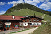 Ritzau Alm Gasthof Wanderer Schutzhütte in Bergkulisse Zahmer-Kaiser Alpenlandschaft Foto