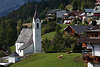810412_ Möserer Kirche Foto mit Pferden auf Dorfwiese in Bergdorf Mösern im Tiroler Oberland