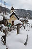 Kapelle am Wiesensee verschneit in Schnee hinter Zaun gegenüber Gasthof Wiesenseehof