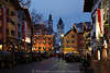 Kitzbühel Flair Weihnachtszeit Foto Kitzbüheler geschmückte Altstadtgasse mit Kirchl Turmpaar