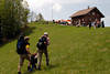 Wanderfamilie mit Kind auf Bergwiese wandern steigen zur Pfänderspitze Berghütte