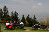 Wanderer Touristen Bänke am Pfänder Bergwiese Foto mit Panoramablick über Bodensee