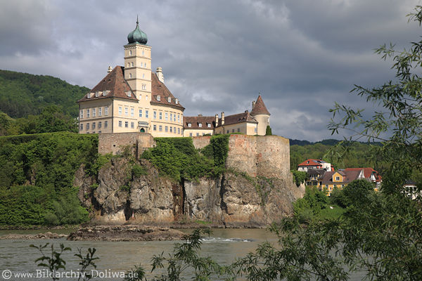 Schloss Schnbhel Donau Festung auf Felsen ber Wasserufer Dorfhuser