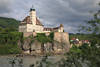 Schloss Schönbühel Foto Donau Festung auf Felsen über Wasserufer Dorfhäuser