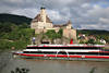 Donauschiff Wachau romantische Flusskreuzfahrt am Schloss Schönbühel auf Uferfelsen