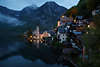 Hallstatt Seeufer Nachtfoto malerische Alpenstadt unter Dachstein Gipfel Ferien Reisetip Austria World Heritage images
