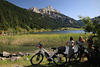 Haldensee Wasserufer Frauen Fahrräder Gipfelblick Bergpanorama 212978 Naturfoto vor Schilf