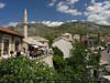 Bd0104_ Mostar historische Altstadt Foto Moscheenturm & Touristengasse mit Bergblick