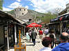 Bd0082_ Mostar lebendige Stadt Bild mit vielen Touristen, Kneipen, Lden und historischen Gebuden