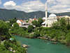 Bd0086_ Mostar Foto an Neretva Fluss grnem Wasser in Berglandschaft mit Moschee am Ufer