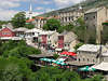 Bd0087_ Mostar steinerne Huser Foto am Berghang in grnen Landschaft