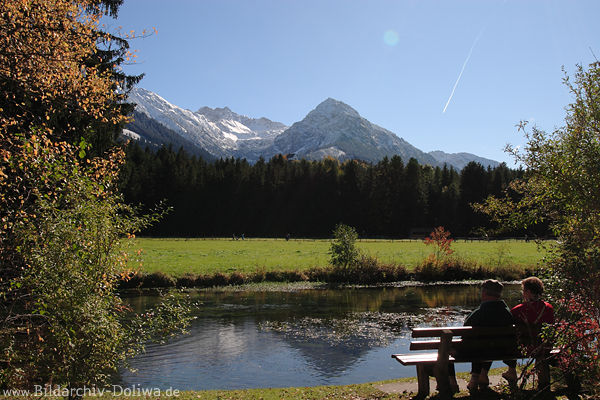 Iller Wasserufer Gipfelblick Allguer Alpen in Fischen Seniorenpaar Erholung auf Bank