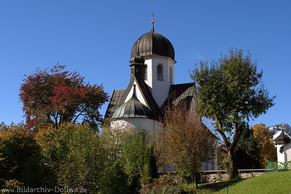 Kirche in Fischen Herbstfoto Oberallgu Bergdorf Urlaubsbild Dorfkirche an Illerufer