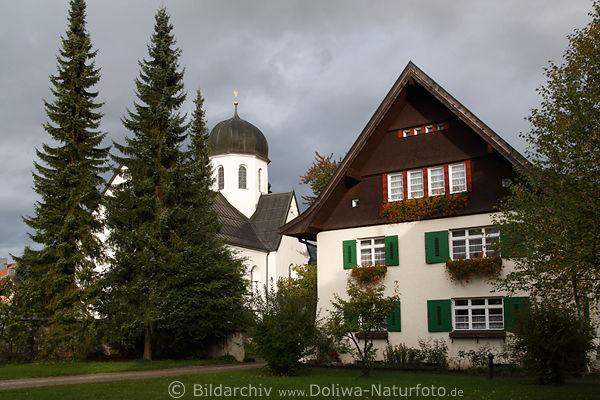 Pfarrhaus Fischener Dorfkirche Lichtstimmung Foto Oberallgu Bergdorf Reise