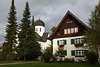 812631_ Fischener Dorfkirche & Pfarrhaus in Lichtstimmung Foto aus Oberallgäu Bergdorf, Ferienortreise