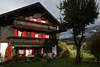 812639_ Bergdorf Fischen bayerisches Haus im Allgäu Herbst Foto Lichtstimmung, Lichteinfall mit Talblick
