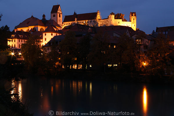 Fssen Burg Hohes Schloss bei Nacht Lichter in Wasser Lech Fluss Spiegelung