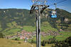Hornbahn-Gondel über Hindelang Berg-Talpanorama von Lufthöhe Allgäu Alpengipfel