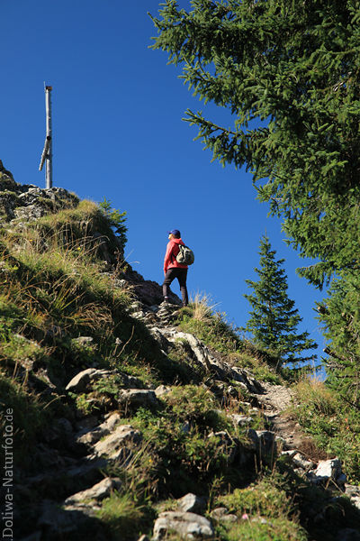 Alpspitze Steilsteig Wanderin in Naturfoto unter Gipfelkreuz