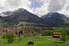 Oberstdorf Frühling grüne Wiesen Häuschen unter Allgäuer Alpen Berge Foto Urlaubsort