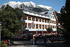 813026_ Oberstdorf Hotel Café Restaurant mit Menschen im Oberallgäu Urlaub  unter Nebelhorn Bergen im Schnee