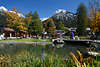 Oberstdorf Kurpark Urlaubsidylle Herbstromantik am Teich Bergblick auf Schnee