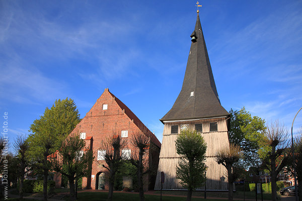 Sankt Matthias Kirche Jork Altlnder Holzturm neben Gotteshaus