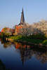 50283_ Fleet Kirschblüte am Wasserkanal York-Borstel Kirchturm