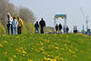 50471_Spaziergang auf Elbdeich Blütenmeer in Frühlingsbild: Senioren Paare vor Estebrücke & Werft-Kränen